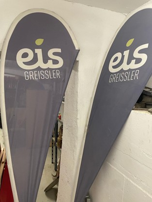 Eis Greissler Fahnen mit Gewicht