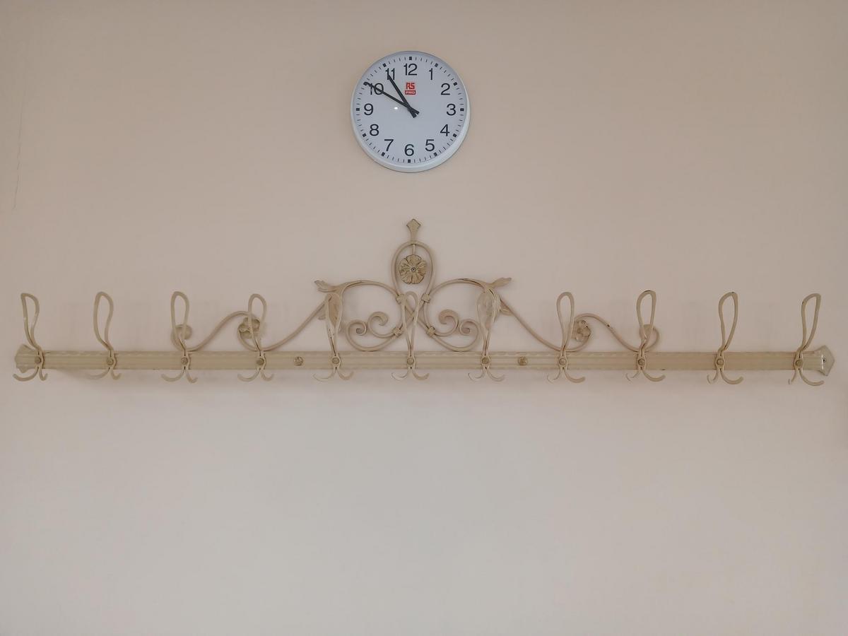 Eine Wanduhr samt Wandgarderobe