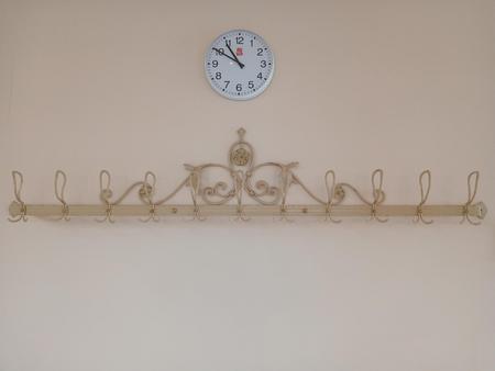 Eine Wanduhr samt Wandgarderobe