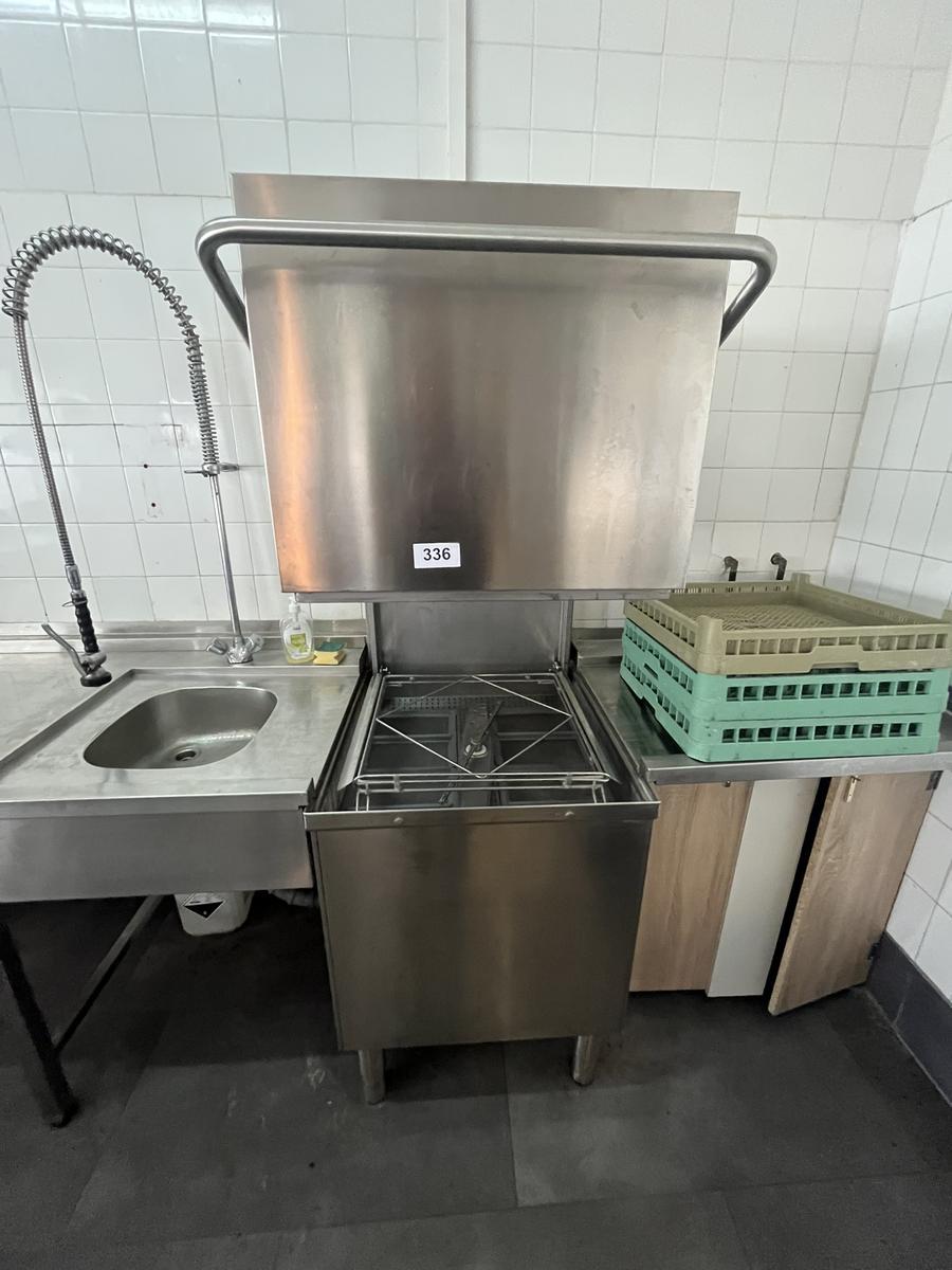 Durchlaufsp&uuml;lmaschine ca. 72 x 83 x 150 cm + 3 Waschk&ouml;rbe