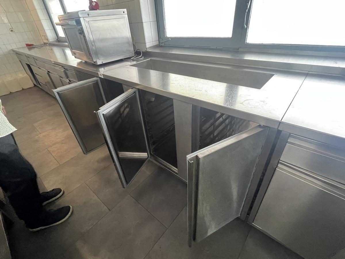 K&uuml;chentisch in Edelstahlausf&uuml;hrung ca. 204 x 70 x 90 cm?d=2026-05-07 15:41:52