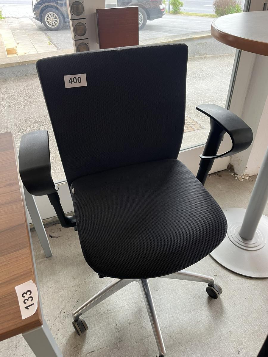 B&uuml;rodrehstuhl grau mit Armlehne