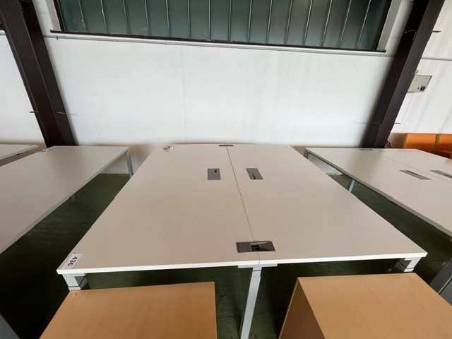 Doppelarbeitsplatz bestehend aus 2 Schreibtischen je 160x80 cm?d=2026-06-22 20:32:55