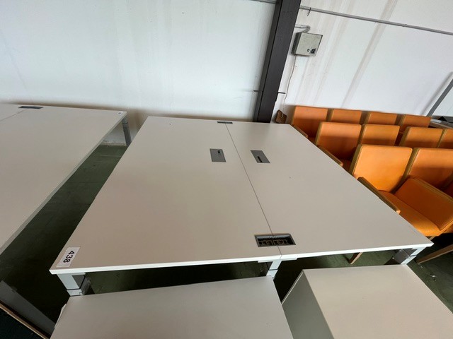 Doppelarbeitsplatz bestehend aus 2 Schreibtischen je 160x80 cm?d=2026-06-22 20:32:52