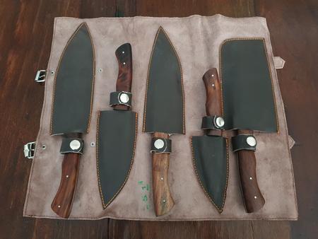 Kochset mit 5 Damast-Messer und brauner Lederrolle