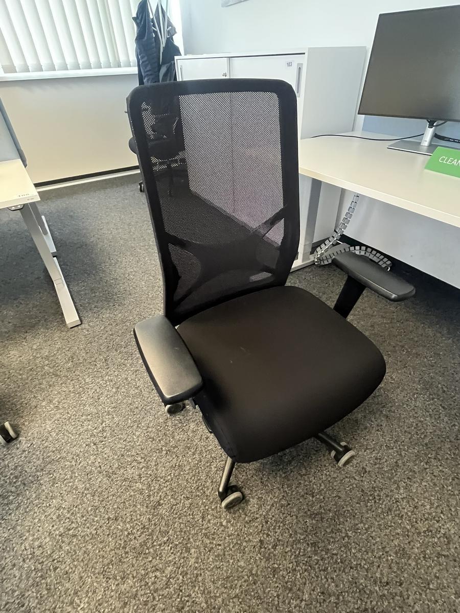 B&uuml;rodrehstuhl mit Armlehne Narbutas