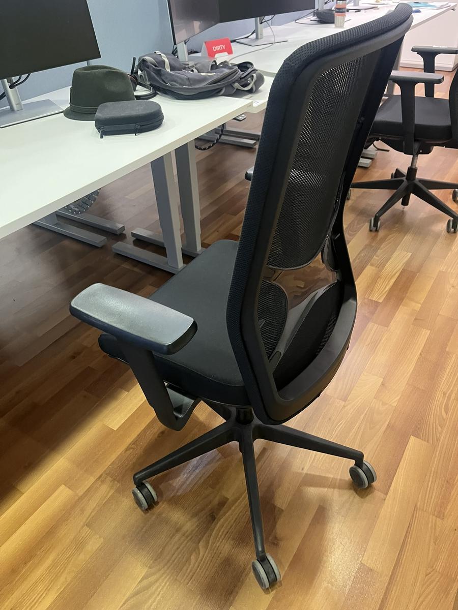 B&uuml;rodrehstuhl mit Armlehne Narbutas