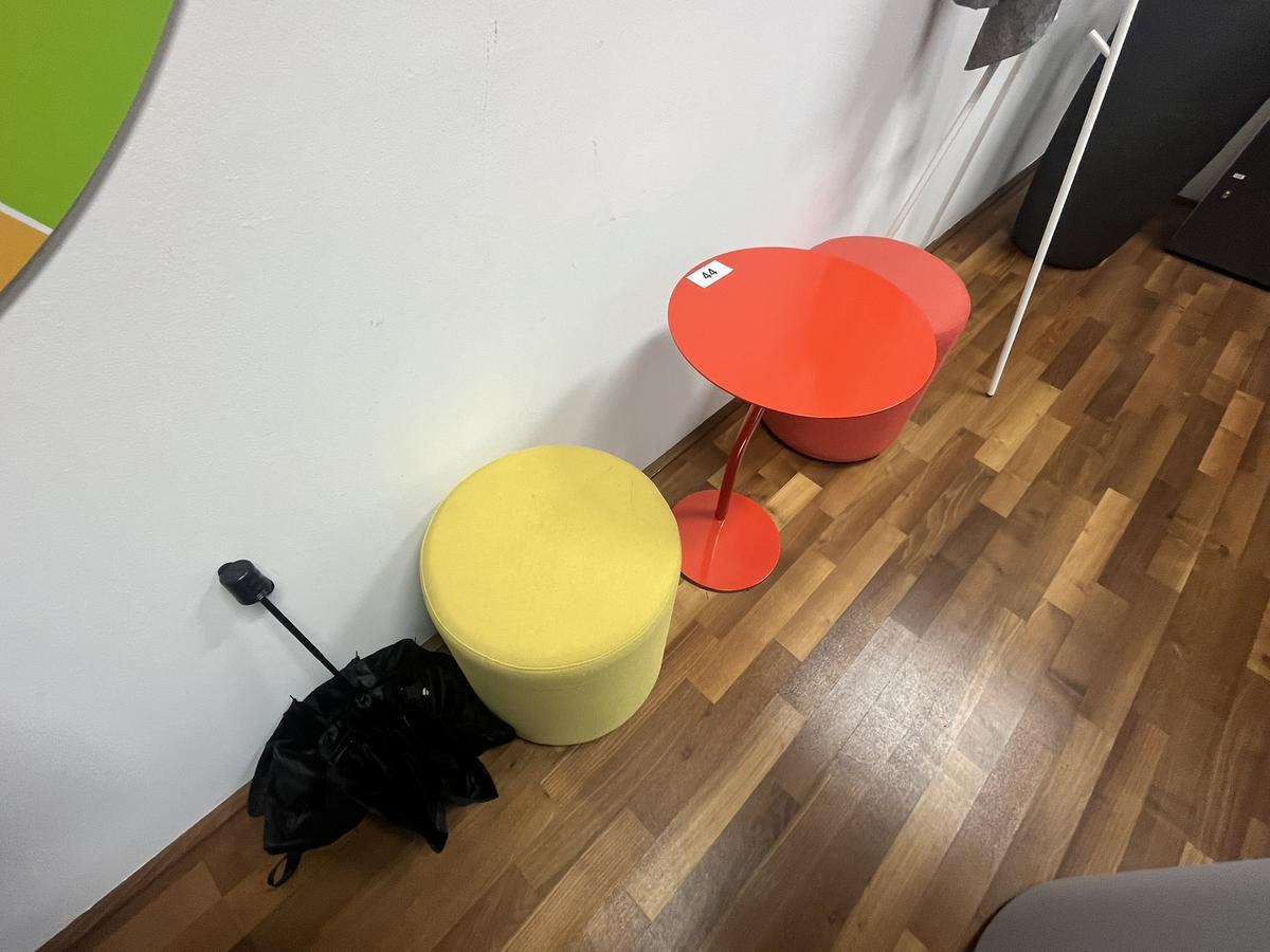 Besuchertisch mit ca.38 cm Durchmesser und 2 Hockern?d=2026-05-13 11:54:53