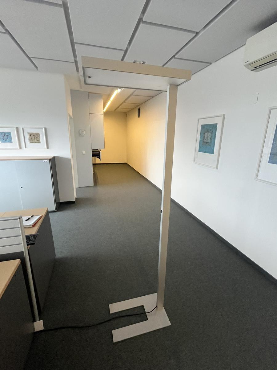 MoltoLuce B&uuml;rostehleuchte ca.60x32x195 cm?d=2026-05-13 13:54:18