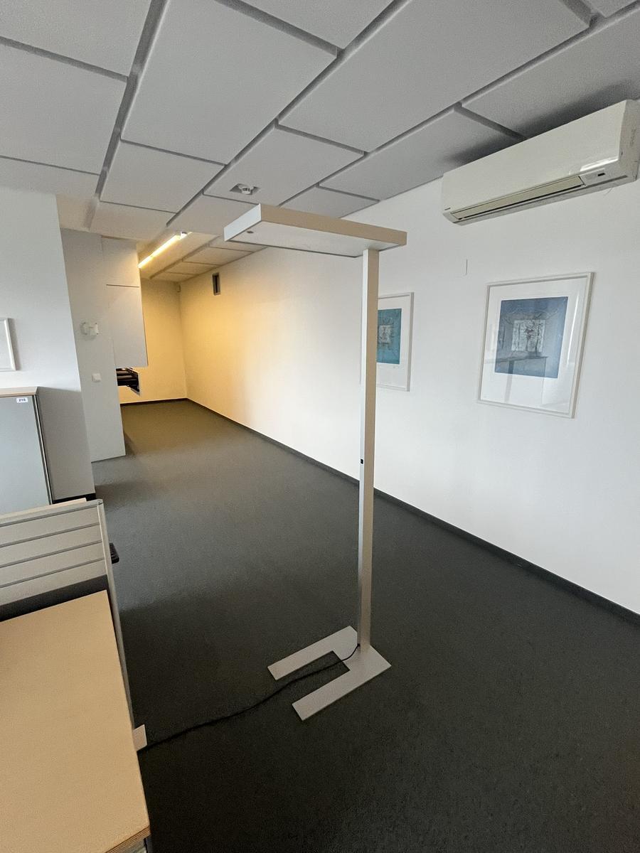 MoltoLuce B&uuml;rostehleuchte ca.60x32x195 cm?d=2026-05-13 13:54:13