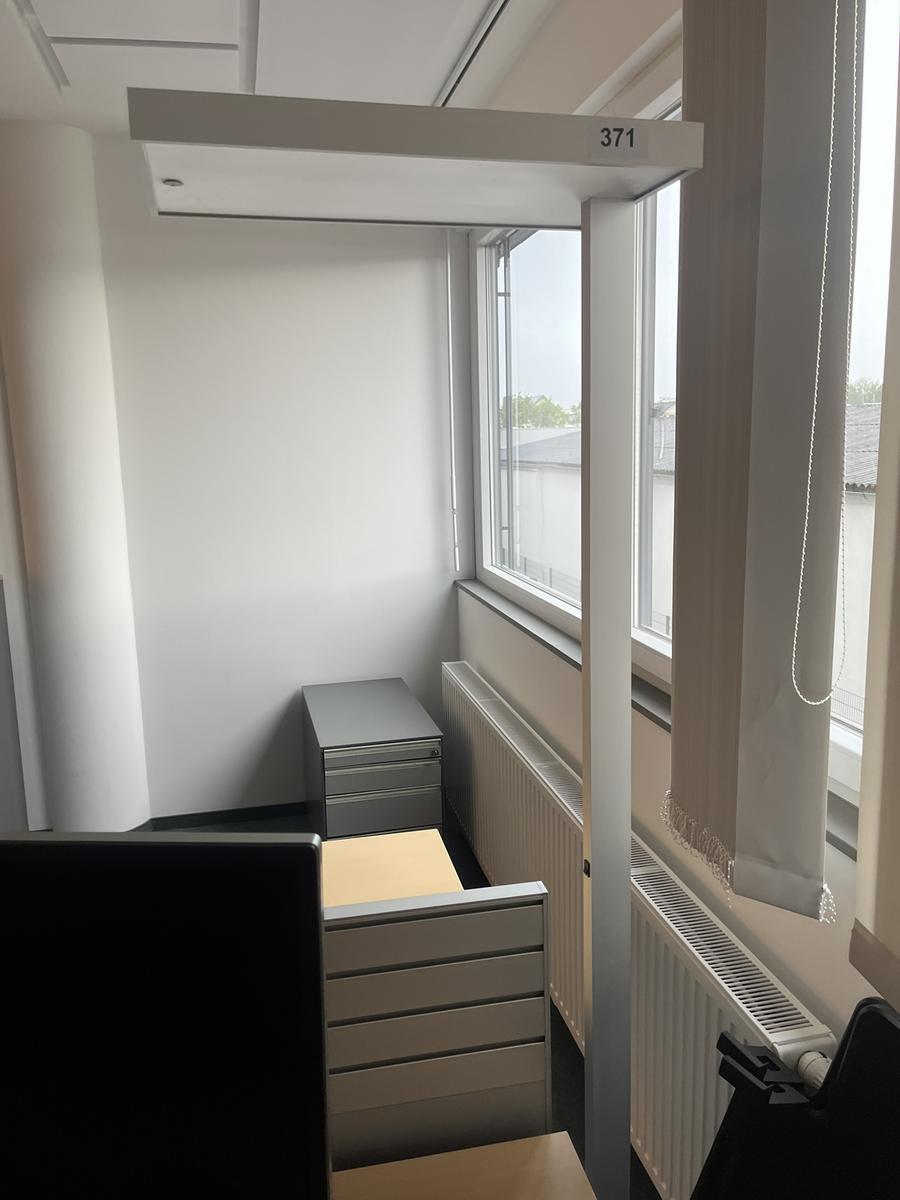 MoltoLuce B&uuml;rostehleuchte ca.60x32x195 cm?d=2026-05-13 13:54:11