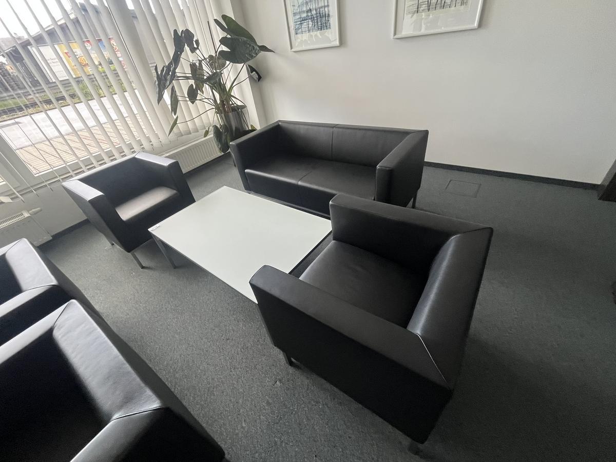 Sitzbankgruppe: Lederbank ca. 155x70x70 cm plus 2 St&uuml;ck Sitzsofa - Tisch 120x72 cm?d=2026-05-13 13:54:12