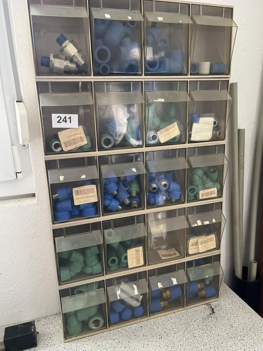 Sani-Meister Sortimentbox mit 20 Boxen bef&uuml;llt mit Kunststoffschwei&szlig;fittigen, T-St&uuml;cke, Muffen, &Uuml;bergangsst&uuml;cken