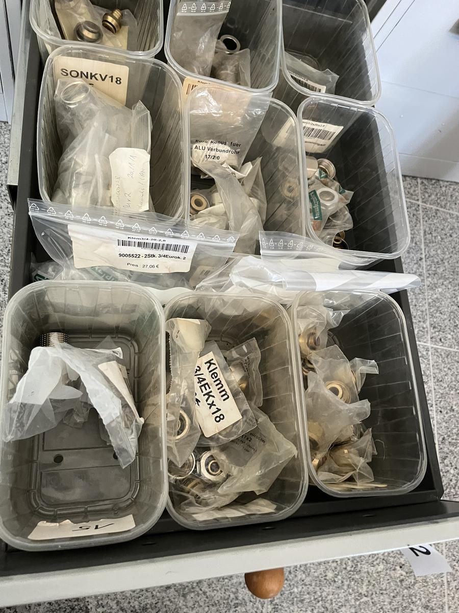 Ladeninhalt mit Klemmverschraubungen verschiedene Sorten
