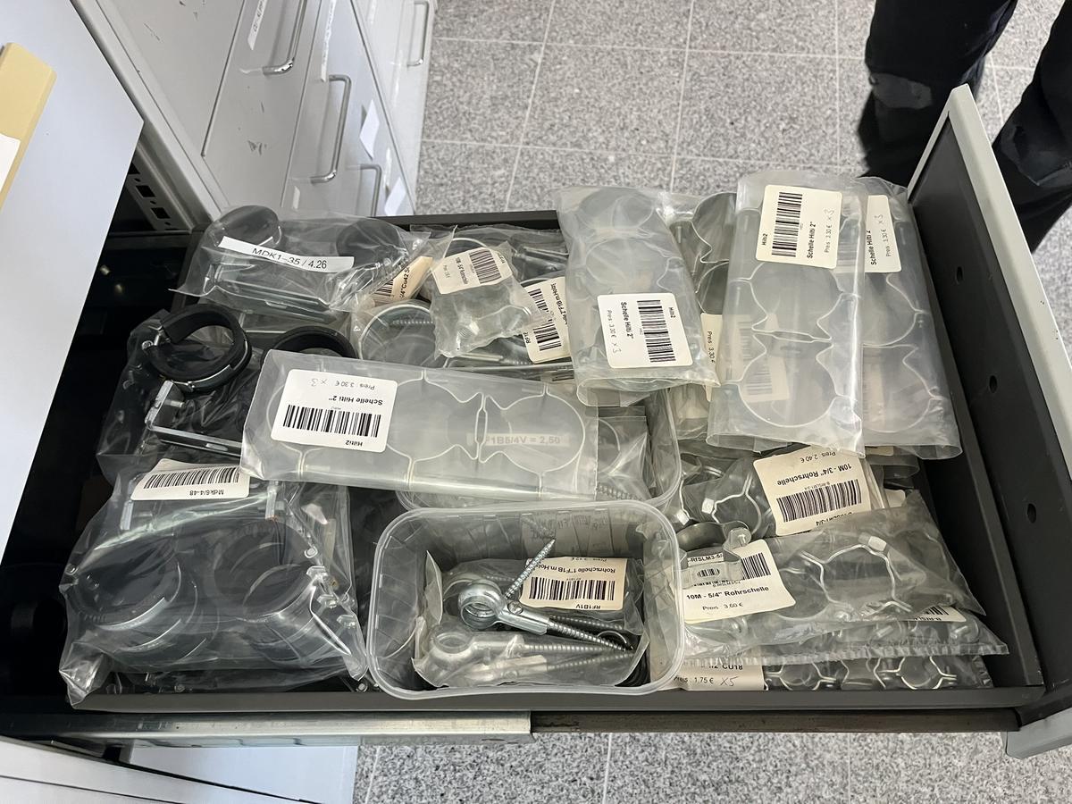 Ladeninhalt mit Hilti und MGK-Doppelschellen