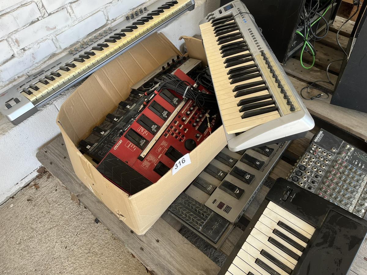 Roland A 33 Keyboard + Keyboard Evolution + Mackie Mischpult + Roland FC 200 Midi-Foot-Controller + div. Mischpulte und Verst&auml;rker