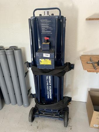 Impact Hubheber Type IHH 500, Tragkraft 650 kg mit Rundauflage, verlängerte Schaufel und Transportplateau, mit Ladegerät, Batterie zu tauschen Impact Hubheber Type IHH 500, Tragkraft 650 kg mit Rundauflage, verlängerte Schaufel und Transportplateau, mit Ladegerät, Batterie zu tauschen
