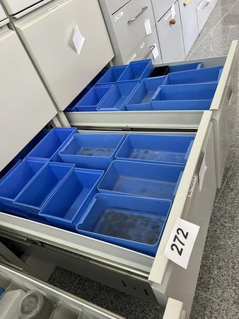 3 Laden mit Ersatzteilboxen 3 Laden mit Ersatzteilboxen