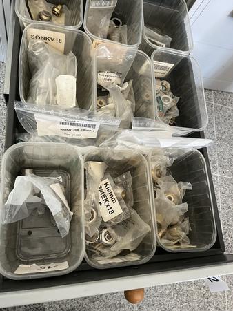 Ladeninhalt mit Klemmverschraubungen verschiedene Sorten Ladeninhalt mit Klemmverschraubungen verschiedene Sorten