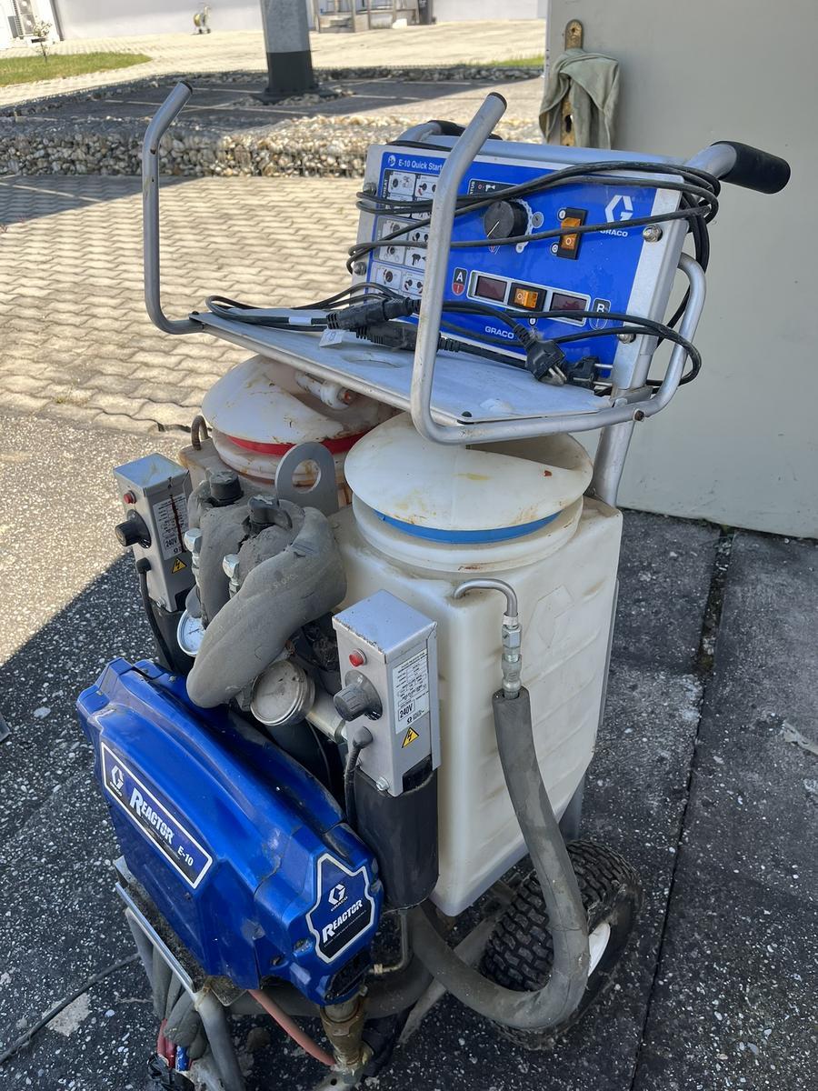 GRACO Reactor E 10 Polyuretan-Spritzanlage (siehe Typenschild) inkl. Schlauchpaket und zweitem Ersatzschlauchpaket + 2 Druckluftfasspumpen, 2 Spraypistolen, Reinigungs- und. Servicematerial, Verwendungszweck: siehe Fotos Beschichtung Stahls&auml;ule, Abdichtun?d=2026-05-21 00:38:31