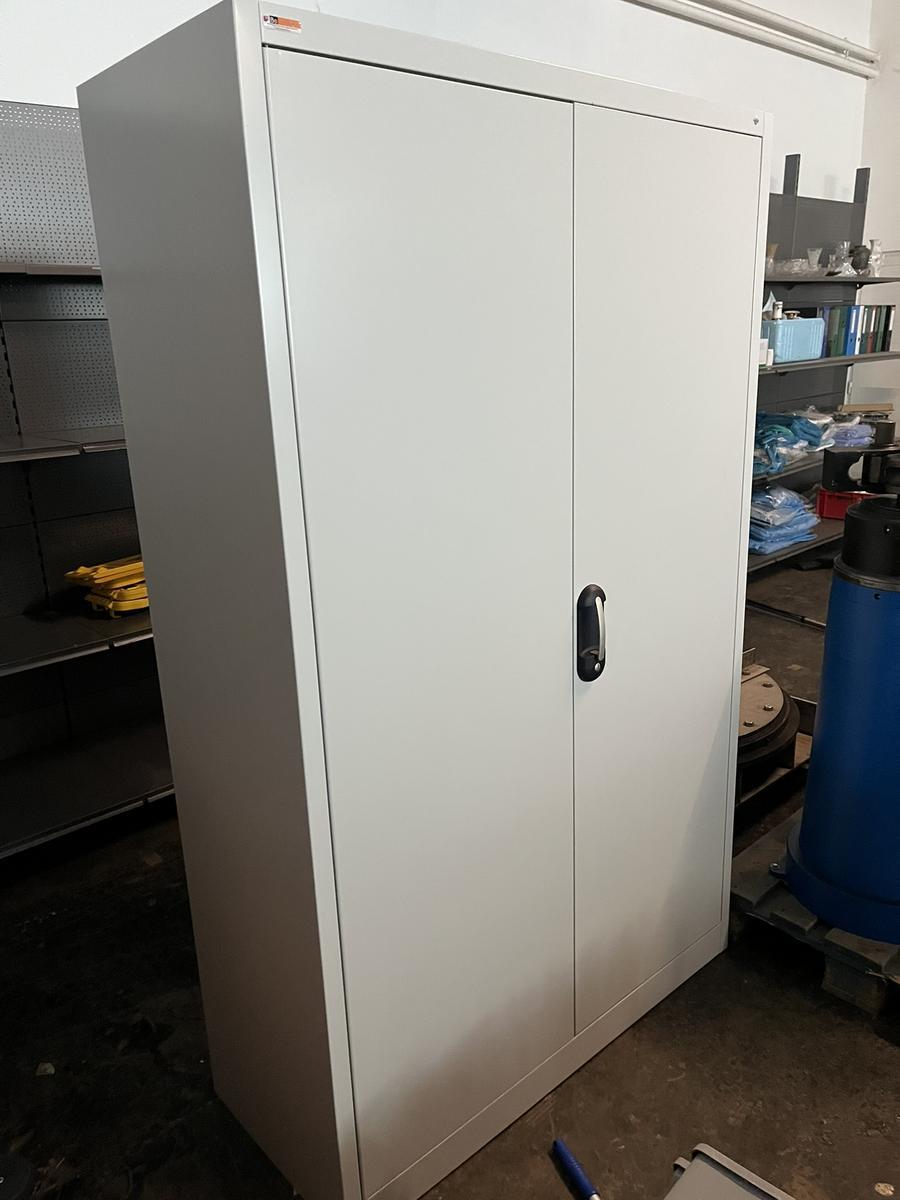 2fl&uuml;geliger Blechschrank neuwertig ca. 120 x 50 x 196 cm
