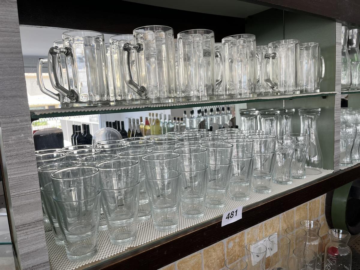 Regalinhalt an Drink- und Biergl&auml;sern