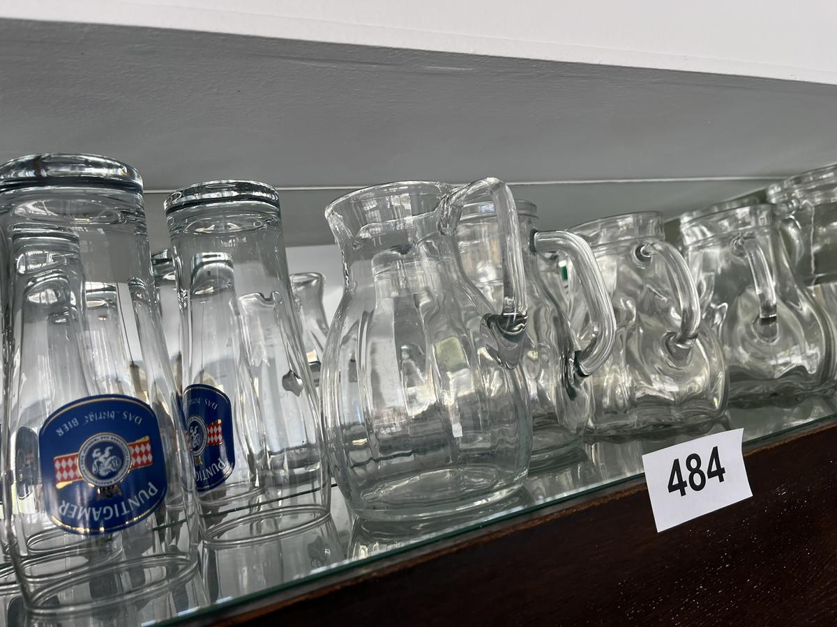 Regalinhalt Karaffen und Biergl&auml;ser