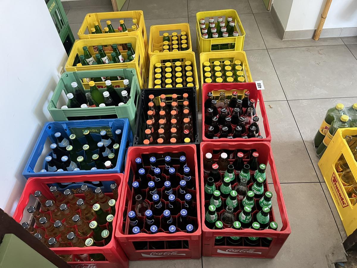 18 Kisten mit Pago, Cola und Bier und Schweppes