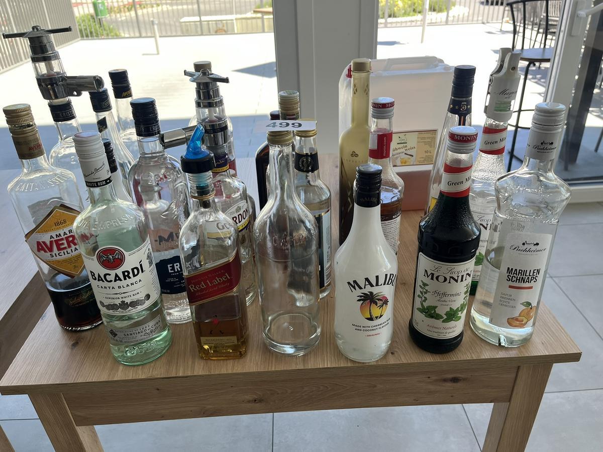 Kompletter Bestand an angefangenen Getr&auml;nken: Schnaps, Whisky, Bacardi usw.
