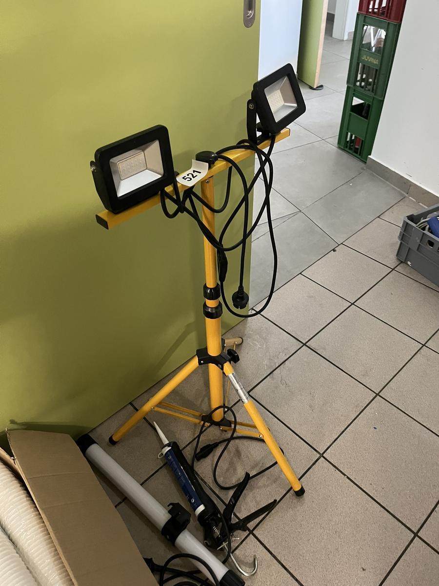 Halogenscheinwerfer mit Stativ mit Silikonspritze und Leuchte?d=2026-05-28 14:45:58