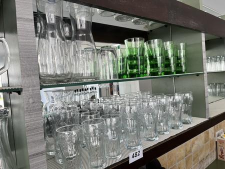 Regalinhalt Coca-Cola und Wassergl�ser