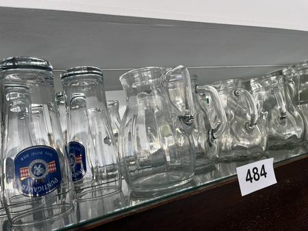 Regalinhalt Karaffen und Biergl�ser