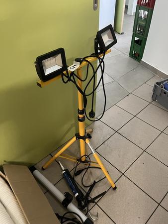 Halogenscheinwerfer mit Stativ mit Silikonspritze und Leuchte