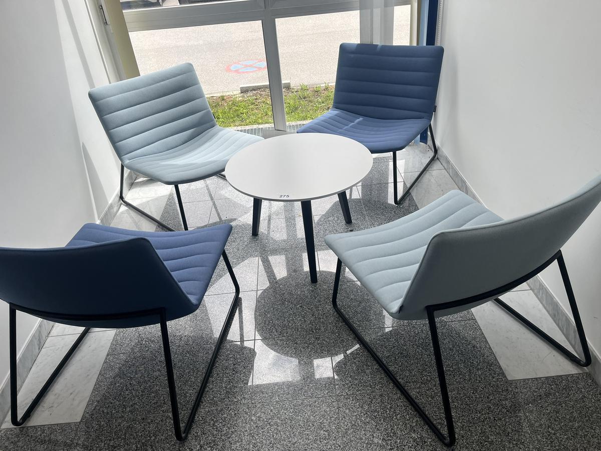 Designersitzbankgruppe mit Tisch, 70 cm DM und 4 St&uuml;hlen