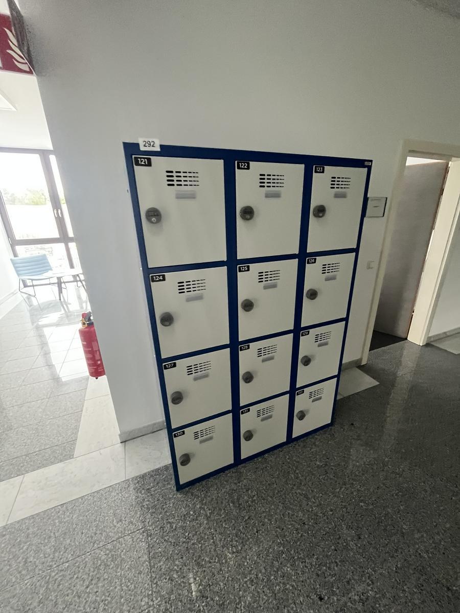 Garderobenschrank mit 12 Schlie&szlig;f&auml;chern mit Nummercode ca. 120 x 180 cm