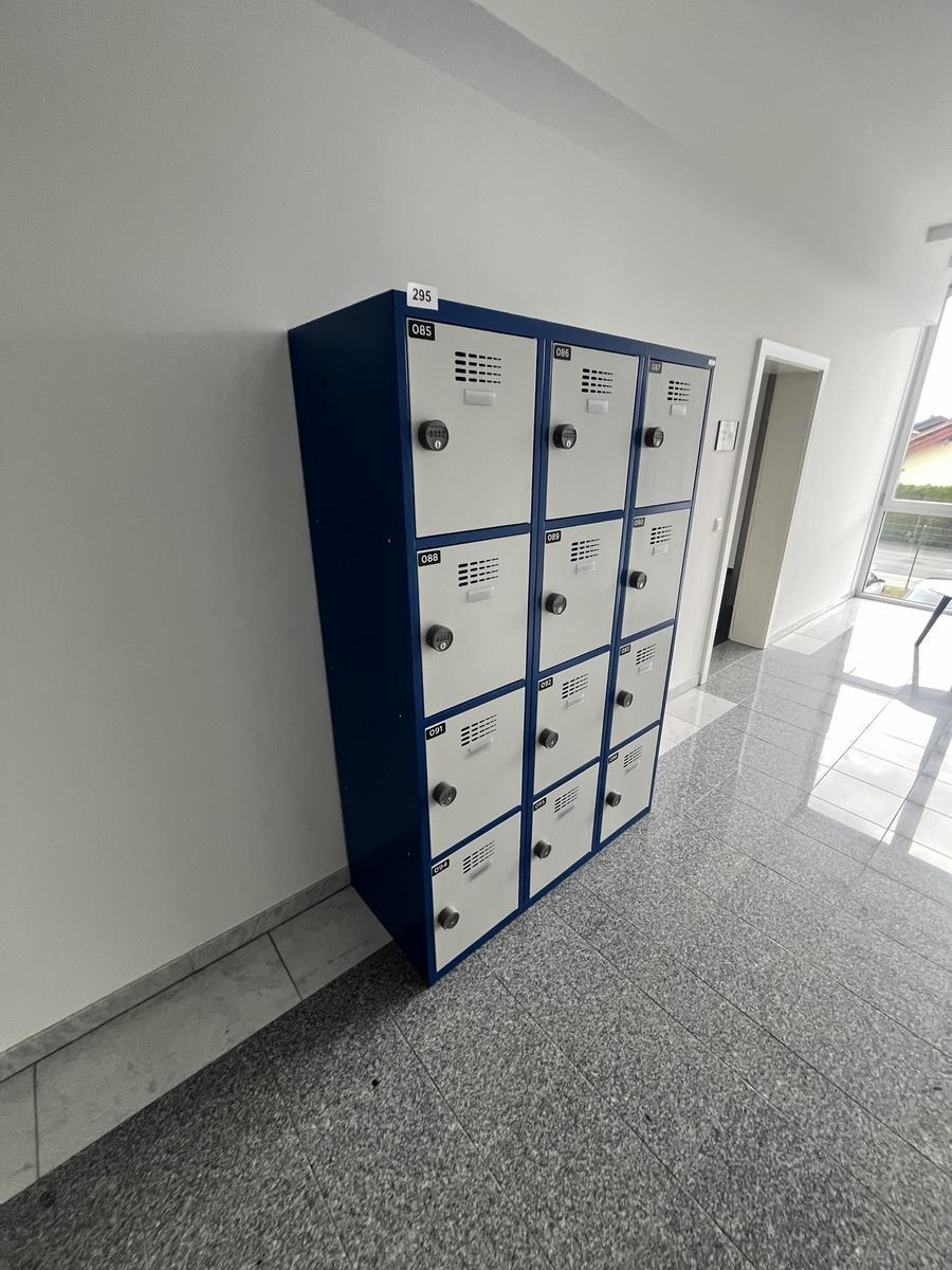 Garderobenschrank mit 12 Schlie&szlig;f&auml;chern mit Nummercode ca. 120 x 180 cm?d=2026-05-28 13:44:49