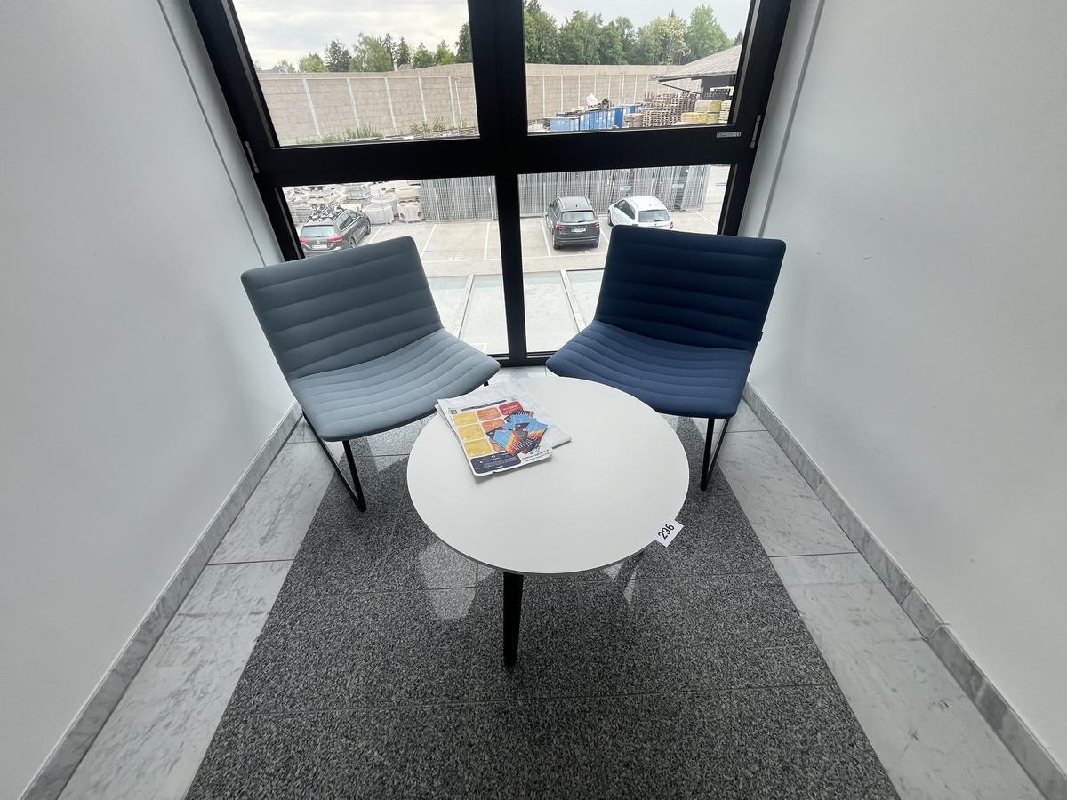 Designersitzbankgruppe mit Tisch, 70 cm DM und 2 St&uuml;hlen
