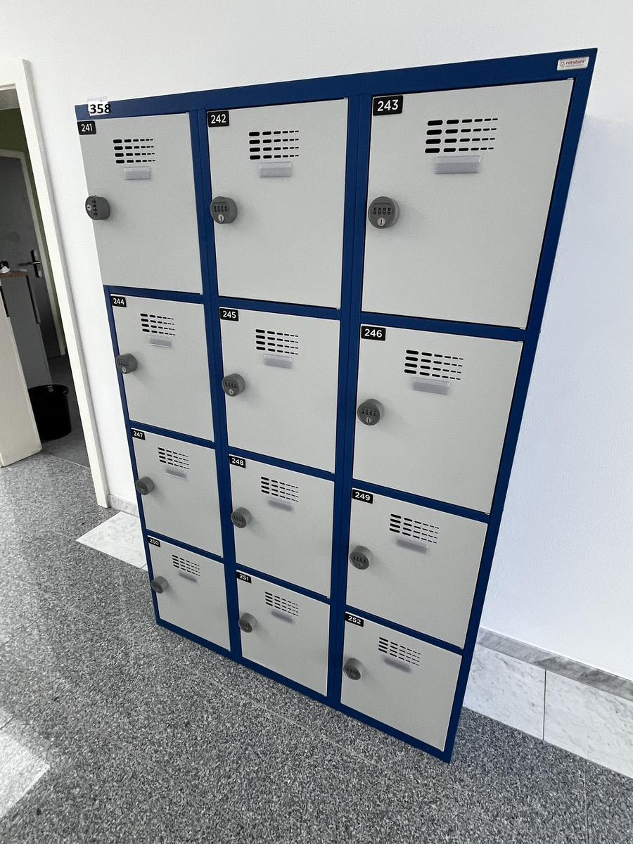 Garderobenschrank mit 12 Schlie&szlig;f&auml;chern mit Nummercode ca. 120 x 180 cm