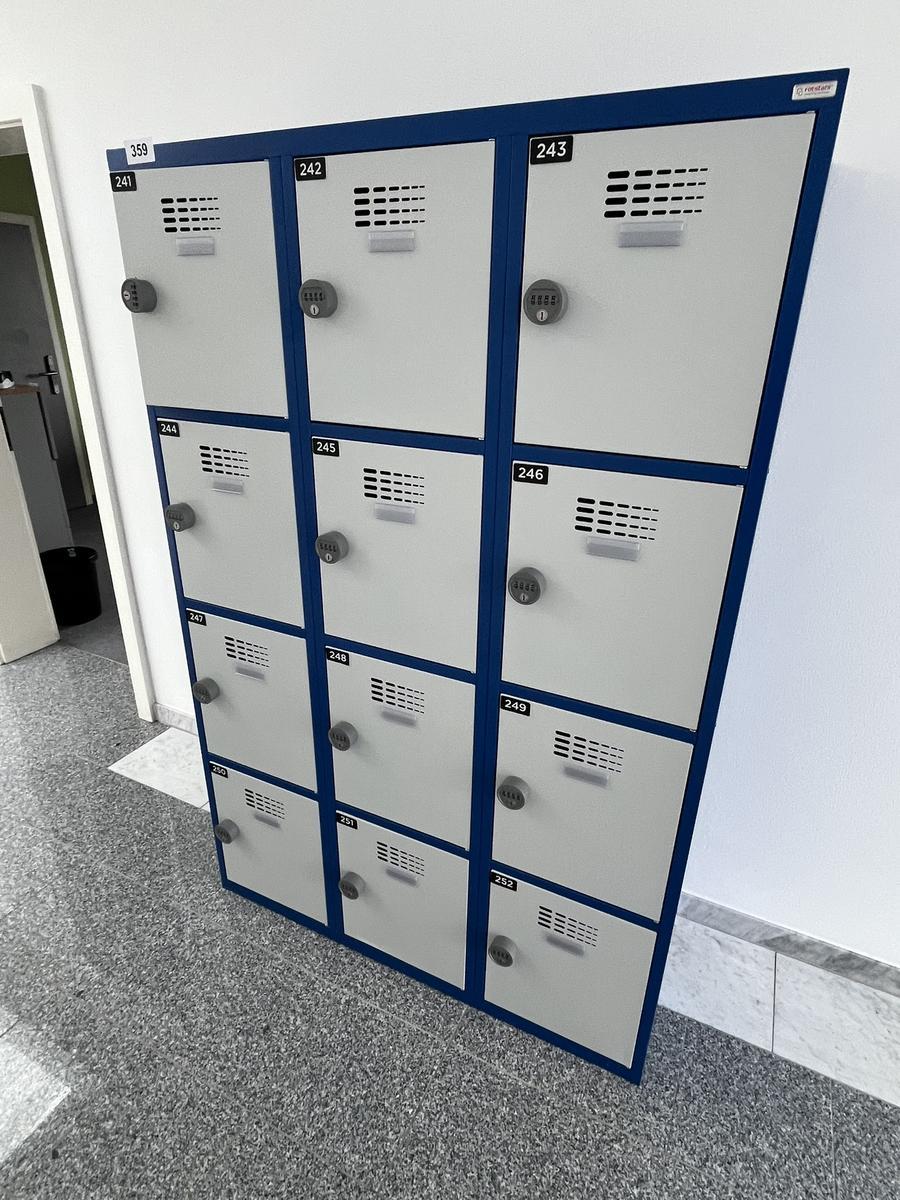 Garderobenschrank mit 12 Schlie&szlig;f&auml;chern mit Nummercode ca. 120 x 180 cm?d=2026-05-28 13:43:04