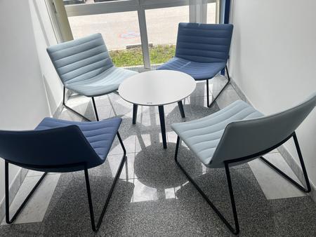 Designersitzbankgruppe mit Tisch, 70 cm DM und 4 Stühlen Designersitzbankgruppe mit Tisch, 70 cm DM und 4 Stühlen