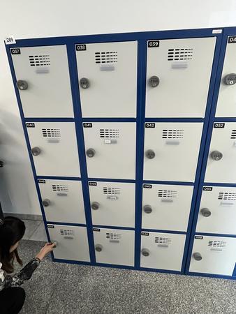 Garderobenschrank mit 12 Schließfächern mit Nummercode ca. 120 x 180 cm Garderobenschrank mit 12 Schließfächern mit Nummercode ca. 120 x 180 cm