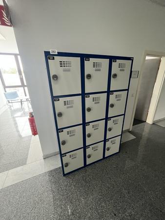 Garderobenschrank mit 12 Schließfächern mit Nummercode ca. 120 x 180 cm Garderobenschrank mit 12 Schließfächern mit Nummercode ca. 120 x 180 cm
