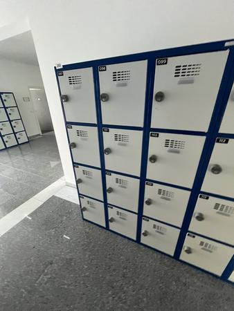 Garderobenschrank mit 12 Schließfächern mit Nummercode ca. 120 x 180 cm Garderobenschrank mit 12 Schließfächern mit Nummercode ca. 120 x 180 cm