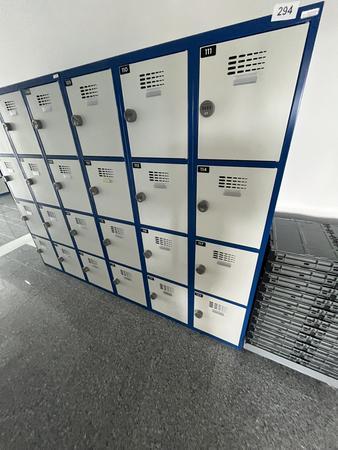 Garderobenschrank mit 12 Schließfächern mit Nummercode ca. 120 x 180 cm Garderobenschrank mit 12 Schließfächern mit Nummercode ca. 120 x 180 cm