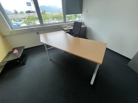 Gewinkelter Schreibtisch 180-200 (80 + 100 cm) Gewinkelter Schreibtisch 180-200 (80 + 100 cm)