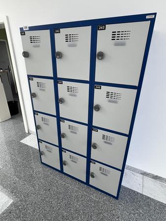 Garderobenschrank mit 12 Schließfächern mit Nummercode ca. 120 x 180 cm Garderobenschrank mit 12 Schließfächern mit Nummercode ca. 120 x 180 cm