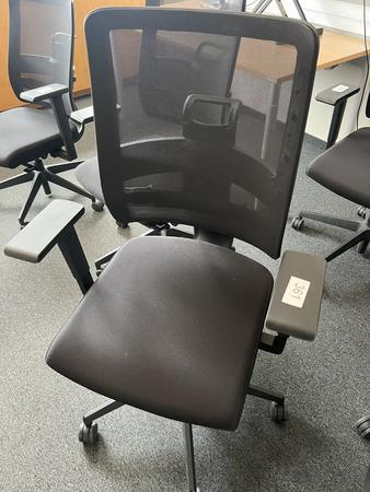 NEUDÖRFLER-Viasit Drehstuhl schwarz mit Armlehne NEUDÖRFLER-Viasit Drehstuhl schwarz mit Armlehne
