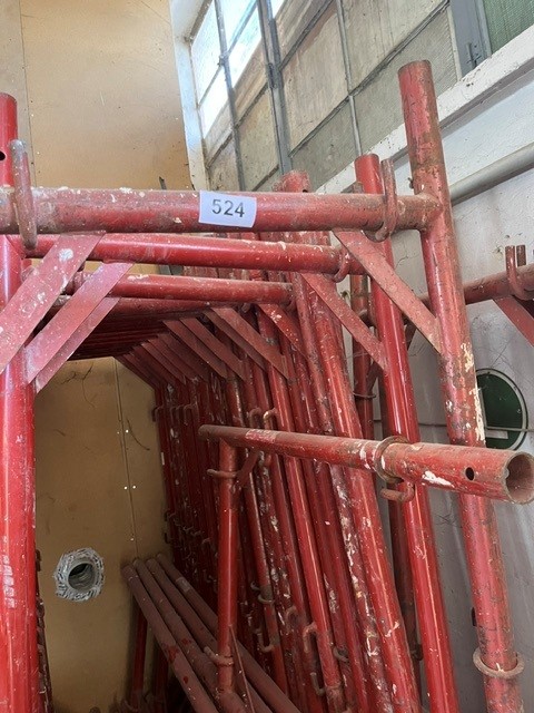 ca.200 m2 RINGER Schnellbauger&uuml;st ( 40 x Rahmen , 51 Gel&auml;nder , 20 Ger&uuml;stplatten ) und eine Stapelbox - kein weiteres Zubeh&ouml;r vorgefunden