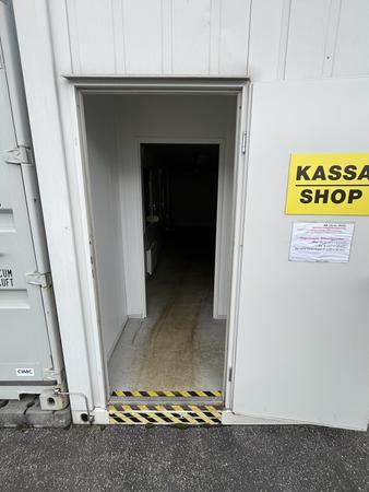 CONTAINEX 30 Bürocontainer mit Innenhöhe: ca.2500 mm , 3 Kunststoff Fenster mit Rolladen,Elektroheizung.Windfang im Eingangsbereich mit Innentüre,PVC Bodenbelag,Wärmedämmung Dach/Boden/Wand, stapelbare Ausführung , Elektroinstallation, 1 Eingangstüre an d CONTAINEX 30 Bürocontainer mit Innenhöhe: ca.2500 mm , 3 Kunststoff Fenster mit Rolladen,Elektroheizung.Windfang im Eingangsbereich mit Innentüre,PVC Bodenbelag,Wärmedämmung Dach/Boden/Wand, stapelbare Ausführung , Elektroinstallation, 1 Eingangstüre an d