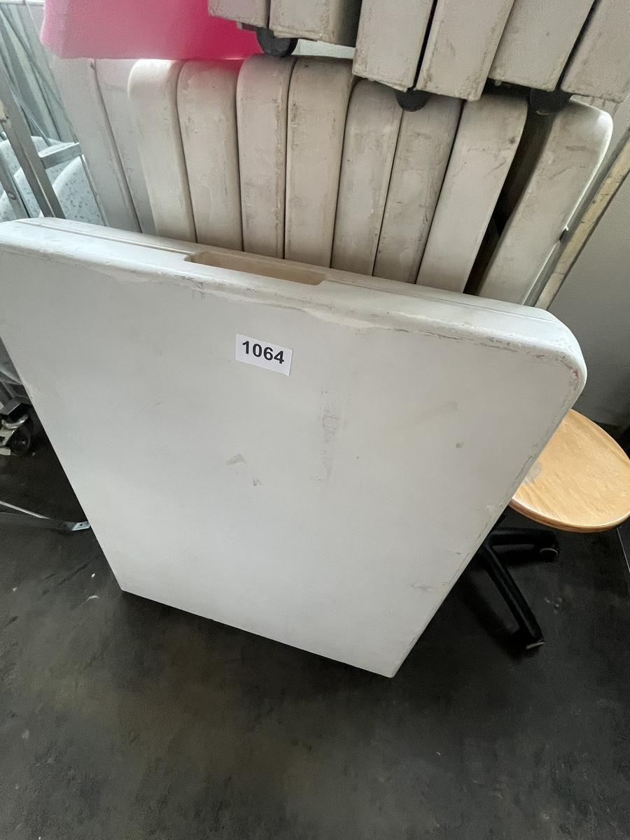 ca. 9 Stk klappbare Buffettische in Kunststoff ca. 75 x 180 cm mit Rollwagen